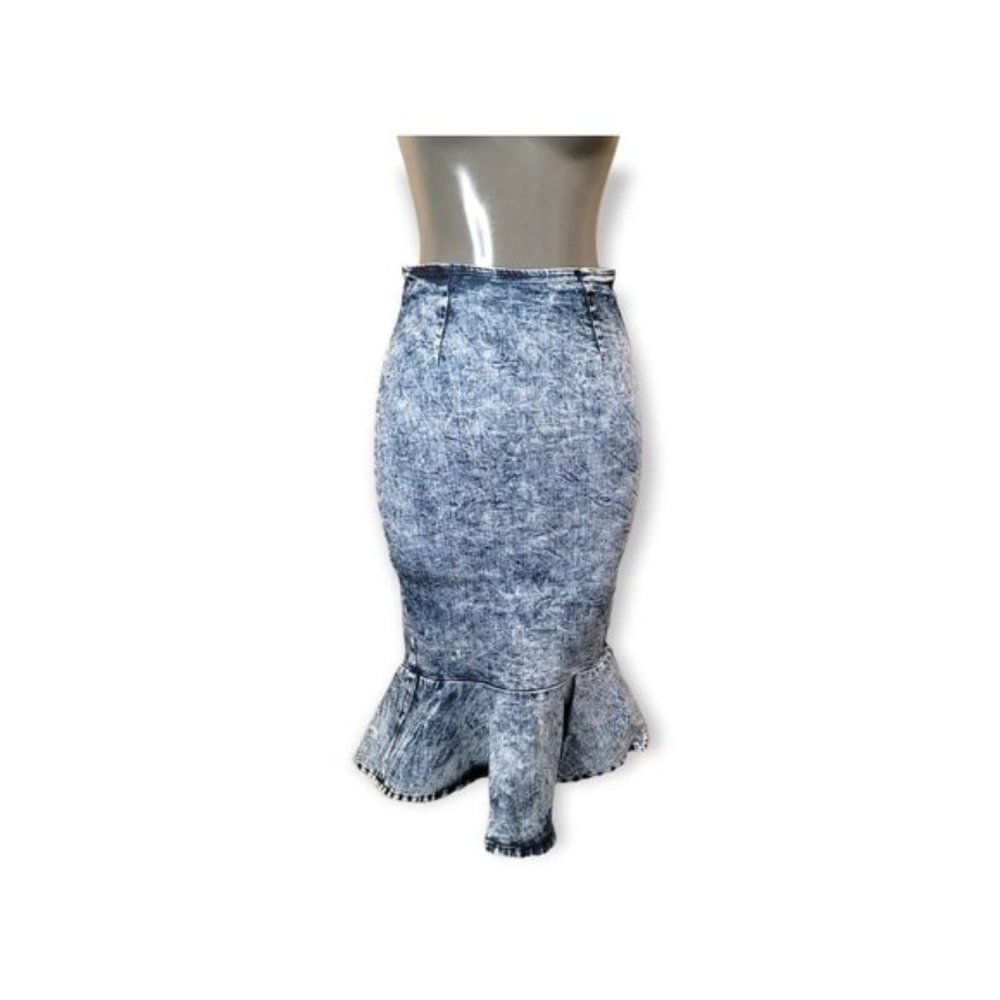 Vibrant M.I.U Women's Blue Denim Comfort Back Zip Summer Skirt Size Small